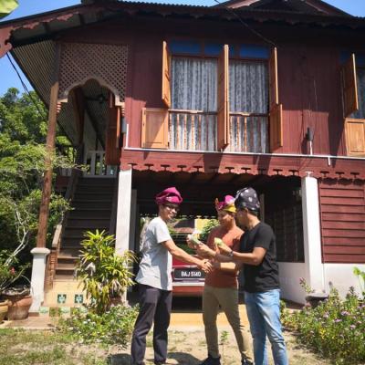 Men in supit tangan headgear.