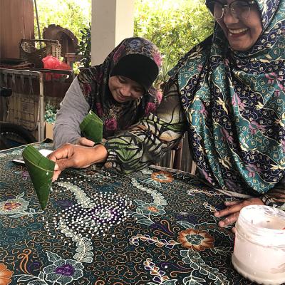 Piping pearly drops of bedak sejuk.