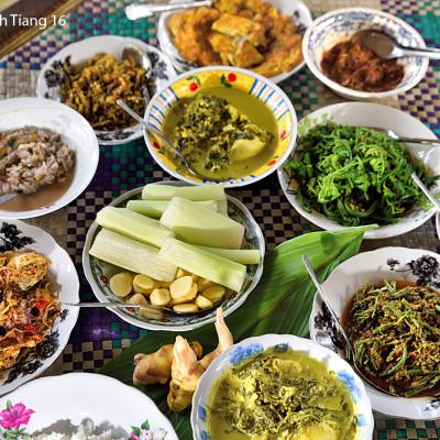 A traditional kampung-style lunch at Mak Ani's dangau.